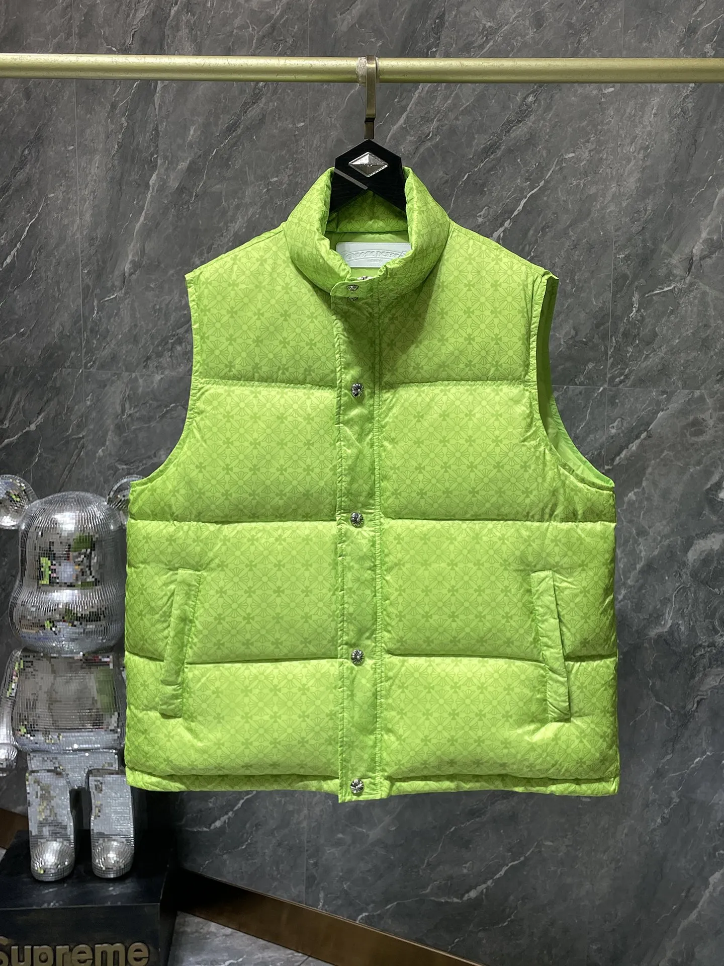P636 Chrome Hearts ❄️Winter Down Jacket Series❄️ Chrome Hearts Dark Pattern Series Fluorescent Green Down Vest Available at counters simultaneously❤ The best Guangzhou Inspection National Standard 90 down on the market! ! The world’s highest fluffiness of 900D! ! High standard and sufficient down filling! ! Exterior windproof and waterproof dark pattern custom fabric, interior high-grade dark pattern lining fabric to prevent lint, original hardware molding, exquisite craftsmanship details, casual or formal wear ✨ slim fit and not bloated Recommended color: Customized dark pattern flower series Code number: S, M, L, XL